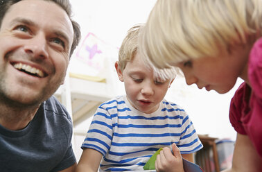 Glücklicher Vater spielt mit Kindern - RHF000606