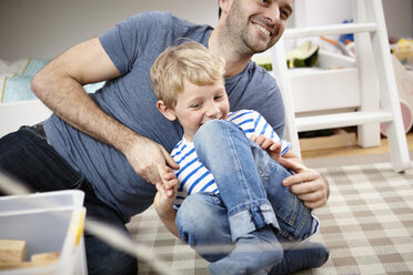 Vater und Sohn spielen zusammen im Kinderzimmer - RHF000607
