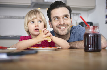 vater und Kinder beim Frühstück in der Küche - RHF000612