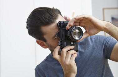 Man taking photo with vintage camera - RHF000624