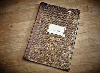 Altes Notizbuch auf Holztisch - RHF000632