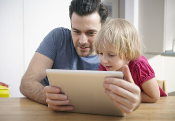 Vater und kleine Tochter benutzen ein digitales Tablet - RHF000639