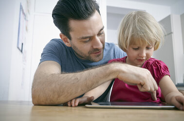 Vater und kleine Tochter benutzen ein digitales Tablet - RHF000640