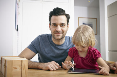 Vater und kleine Tochter benutzen ein digitales Tablet - RHF000641