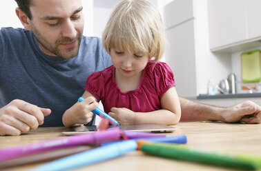 Vater und kleine Tochter benutzen ein digitales Tablet - RHF000642