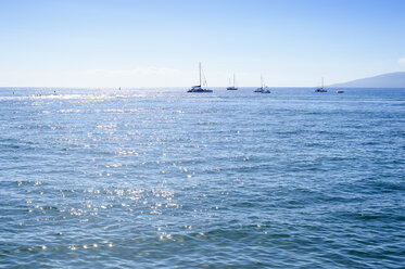 USA, Hawaii, Maui, Kaanapali, ocean with boats and Island Lanai as seen from Kahekili Beach Park - BRF000982
