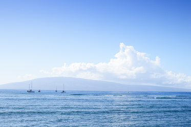 USA, Hawaii, Maui, Kaanapali, Meer mit Booten und Insel Lanai vom Kahekili Beach Park aus gesehen - BRF000983