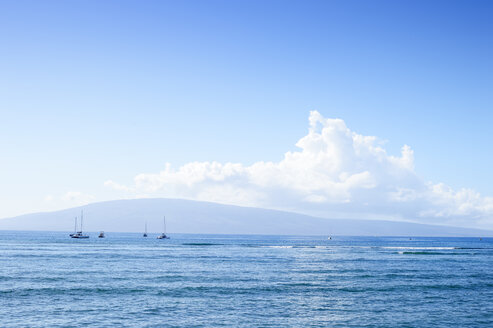 USA, Hawaii, Maui, Kaanapali, Meer mit Booten und Insel Lanai vom Kahekili Beach Park aus gesehen - BRF000983