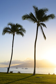 USA, Hawaii, Maui, Kaanapali, Sonnenuntergang am Kahekili Beach Park und Insel Lanai im Hintergrund - BRF000986