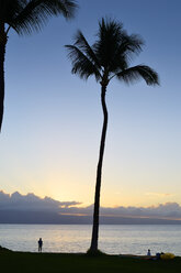 USA, Hawaii, Maui, Kaanapali, Sonnenuntergang am Kahekili Beach Park und Insel Lanai im Hintergrund - BRF000987
