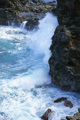 USA, Hawaii, Maui, Ozeanbruch an der Lavaküste - BRF000990