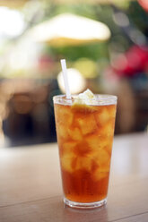 USA, Hawaii, Maui, iced tea with lemon - BRF000991