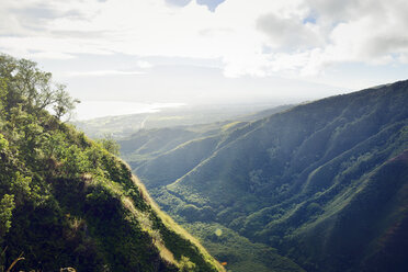 USA, Hawaii, Maui, Blick vom Waihee Ridge Trail auf Kahului und den Haleakala - BRF000995
