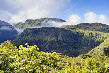 USA, Hawaii, Maui, West Maui Mountains vom Waihee Ridge Trail aus gesehen - BRF000998