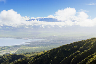 USA, Hawaii, Maui, Blick vom Waihee Ridge Trail auf Kahului und den Haleakala - BRF001005