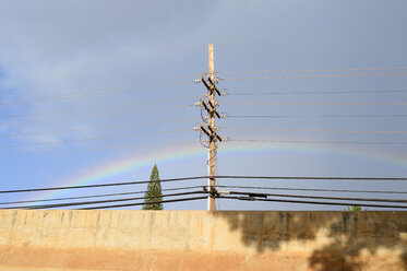 USA, Hawaii, Maui, Lahaina, Regenbogen hinter Strommast - BR001013