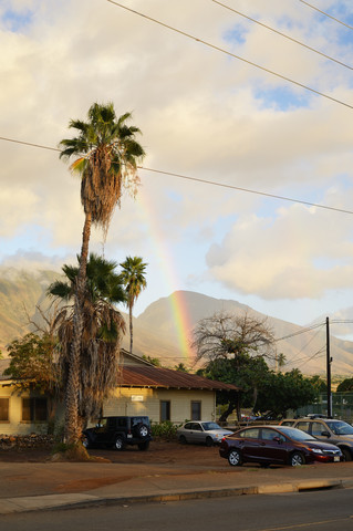USA, Hawaii, Maui, Lahaina, Regenbogen am Rande der Stadt, lizenzfreies Stockfoto