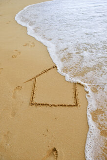 USA, Hawaii, Maui, Makena Beach State Park, wave on house drawn in sand - BRF001021