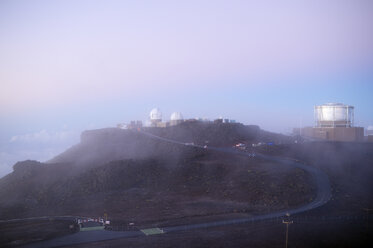 USA, Hawaii, Maui, Haleakala, Sternwarte auf Berggipfel im Morgennebel - BRF001029