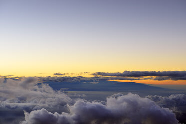 USA, Hawaii, Maui, Haleakala, Blick vom Berggipfel auf Big Island im Morgenlicht - BRF001031