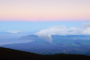 USA, Hawaii, Maui, Haleakala, Blick vom Berggipfel mit brennendem Zuckerrohr im Morgenlicht - BRF001032