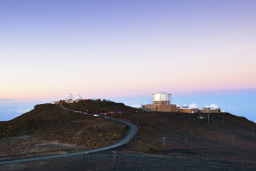 USA, Hawaii, Maui, Haleakala, Sternwarte auf Berggipfel im Morgenlicht - BRF001033