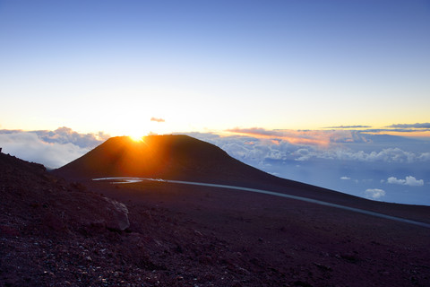 USA, Hawaii, Maui, Haleakala, Sonnenuntergang auf dem Berggipfel, lizenzfreies Stockfoto