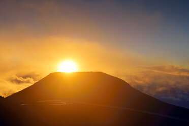 USA, Hawaii, Maui, Haleakala, Sonnenuntergang auf dem Berggipfel - BRF001039