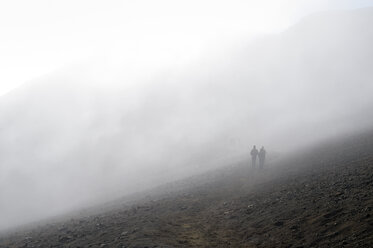 USA, Hawaii, Maui, Haleakala, Wanderer im Nebel im Inneren des Vulkankraters - BRF001045