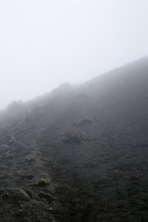 USA, Hawaii, Maui, Haleakala, Nebel im Vulkankrater - BR001051