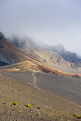 USA, Hawaii, Maui, Haleakala, Vulkanlandschaft mit Wolken und Schlackenkegeln - BRF001078