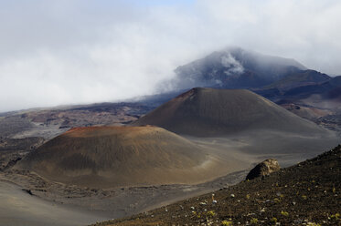 USA, Hawaii, Maui, Haleakala, Vulkanlandschaft mit Wolken und Schlackenkegeln - BRF001079