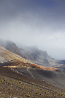 USA, Hawaii, Maui, Haleakala, Vulkanlandschaft mit Wolken und Schlackenkegeln - BRF001080