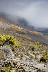 USA, Hawaii, Maui, Haleakala, Vulkanlandschaft mit Wolken und Schlackenkegeln - BRF001085