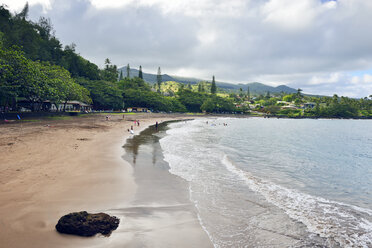 USA, Hawaii, Maui, Hana Beach Park, beach with reddish sand - BRF001095