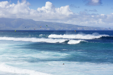 USA, Hawaii, Maui, Kitesurfer am Hookipa Beach - BRF001108
