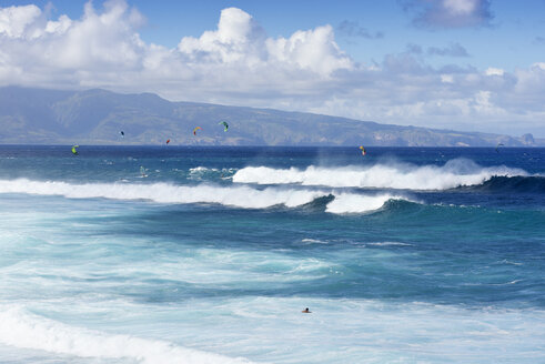 USA, Hawaii, Maui, kitesurfer at Hookipa Beach - BRF001108