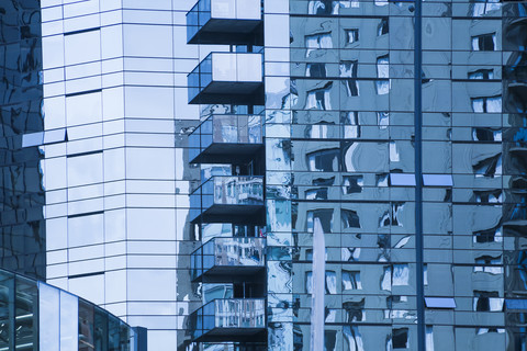 Kanada, Vancouver, Spiegelungen auf der Glasfassade eines Hochhauses, lizenzfreies Stockfoto