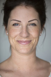 Porträt einer lächelnden Frau mit Sommersprossen - SHKF000259