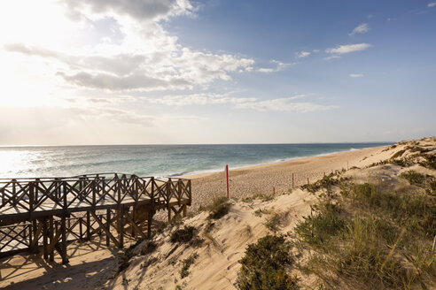 Portugal, Algarve, Ria Formosa, boardwalk to the beach - MSF004490