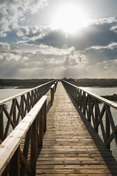 Portugal, Algarve, Ria Formosa, Uferpromenade zu einer Insel - MSF004491