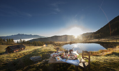 Austria, Salzburg State, Altenmarkt-Zauchensee, alpine pasture, breakfast at sunrise - HHF005110