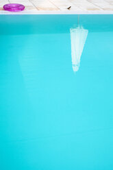 Spiegelung eines Sonnenschirms in einem Schwimmbad - GSF000930