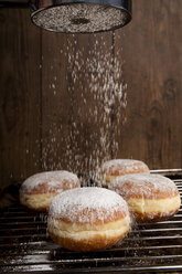 Bismarck-Krapfen mit Puderzucker bestreuen - CSTF000881