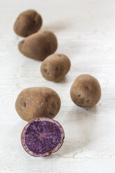 Rohe Blue Congo-Kartoffeln, in Scheiben geschnitten und ganz - EVGF001267