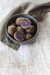 Kochtopf mit rohen Blue Congo-Kartoffeln - EVGF001270