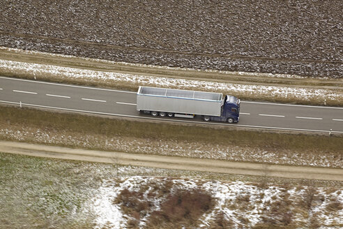 Süddeutschland, Luftaufnahme eines Lastwagens auf einer Landstraße - KDF000700