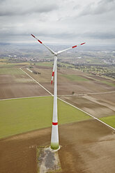 Süddeutschland, Luftaufnahme einer Windkraftanlage - KDF000686