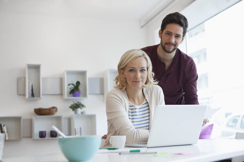 Ehepaar mit Laptop zu Hause - RBF002469