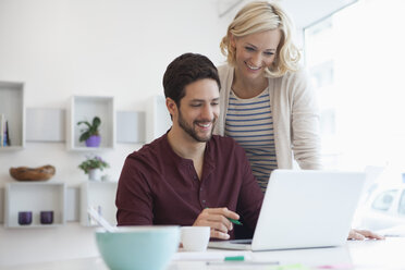 Glückliches Paar mit Laptop zu Hause - RBF002470